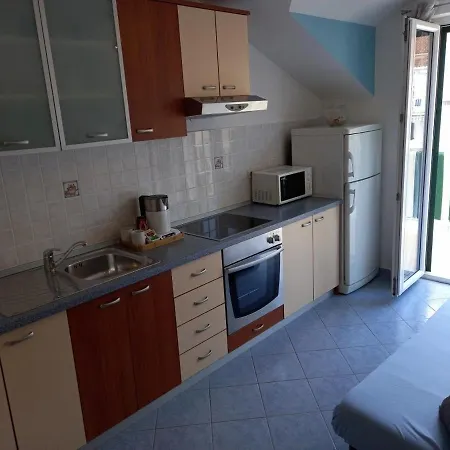Apartment Darka - 100m From Sea Bol